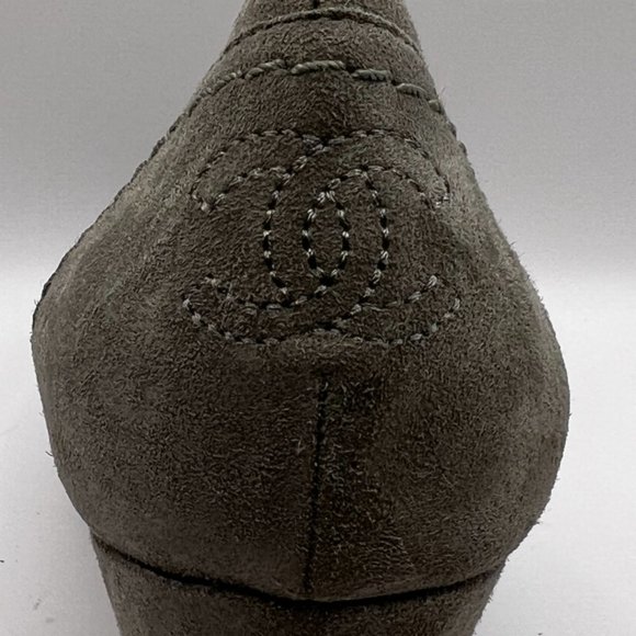 CHANEL New, Luxury Wedge, Closed Toe, Gray Suede w/ Blk Toe, EU Size 40 (10 US) - Picture 4 of 6